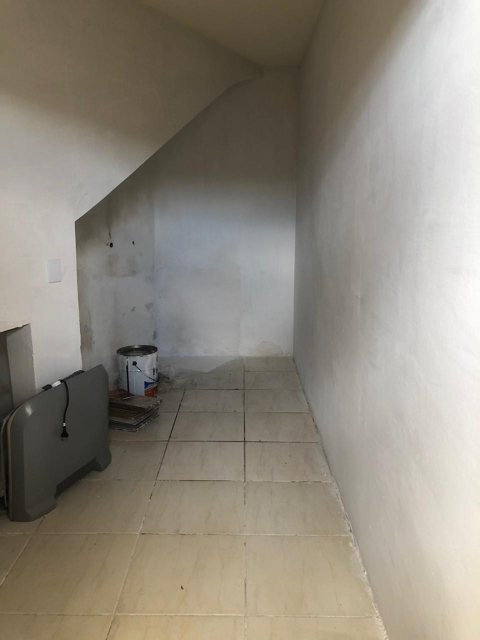 Aluga-se casa de 2 quartos em baixo