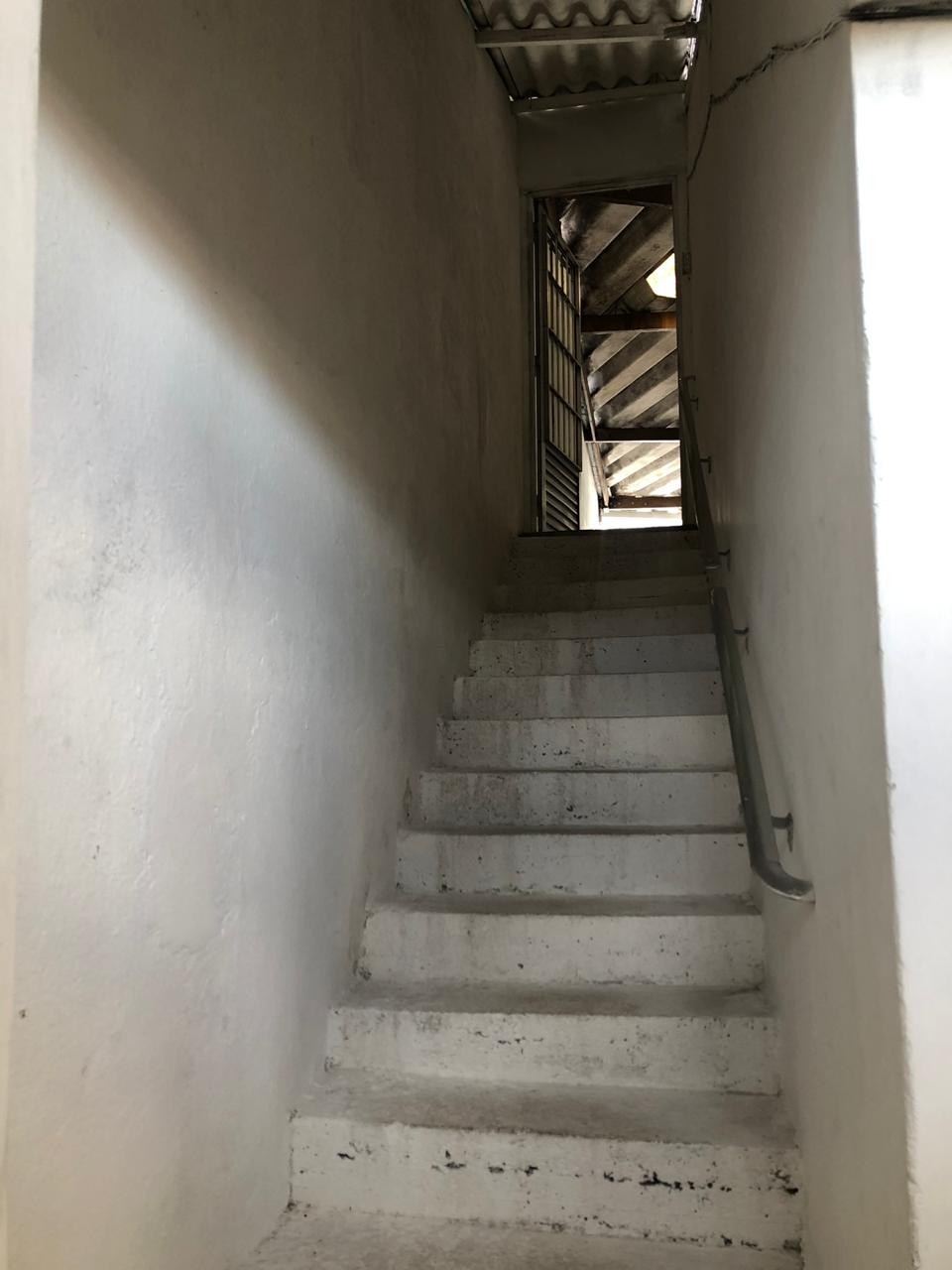 Aluga-se casa de 2 quartos em baixo