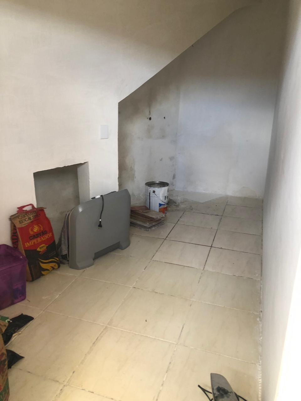 Aluga-se casa de 2 quartos em baixo