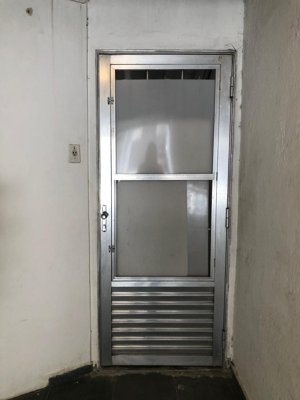 Aluga-se casa de 2 quartos em baixo