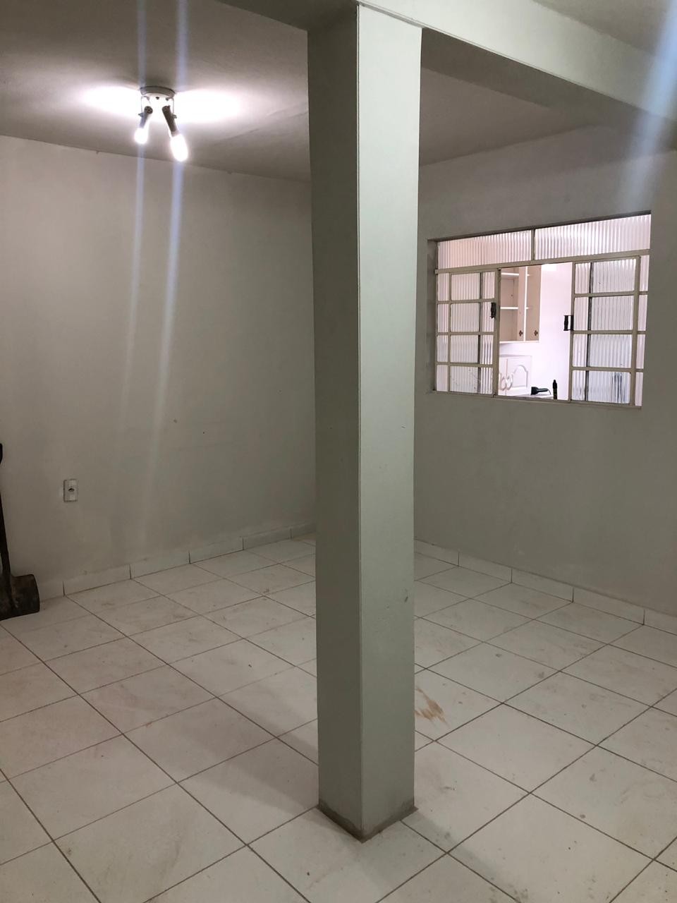 Aluga-se casa de 2 quartos em baixo