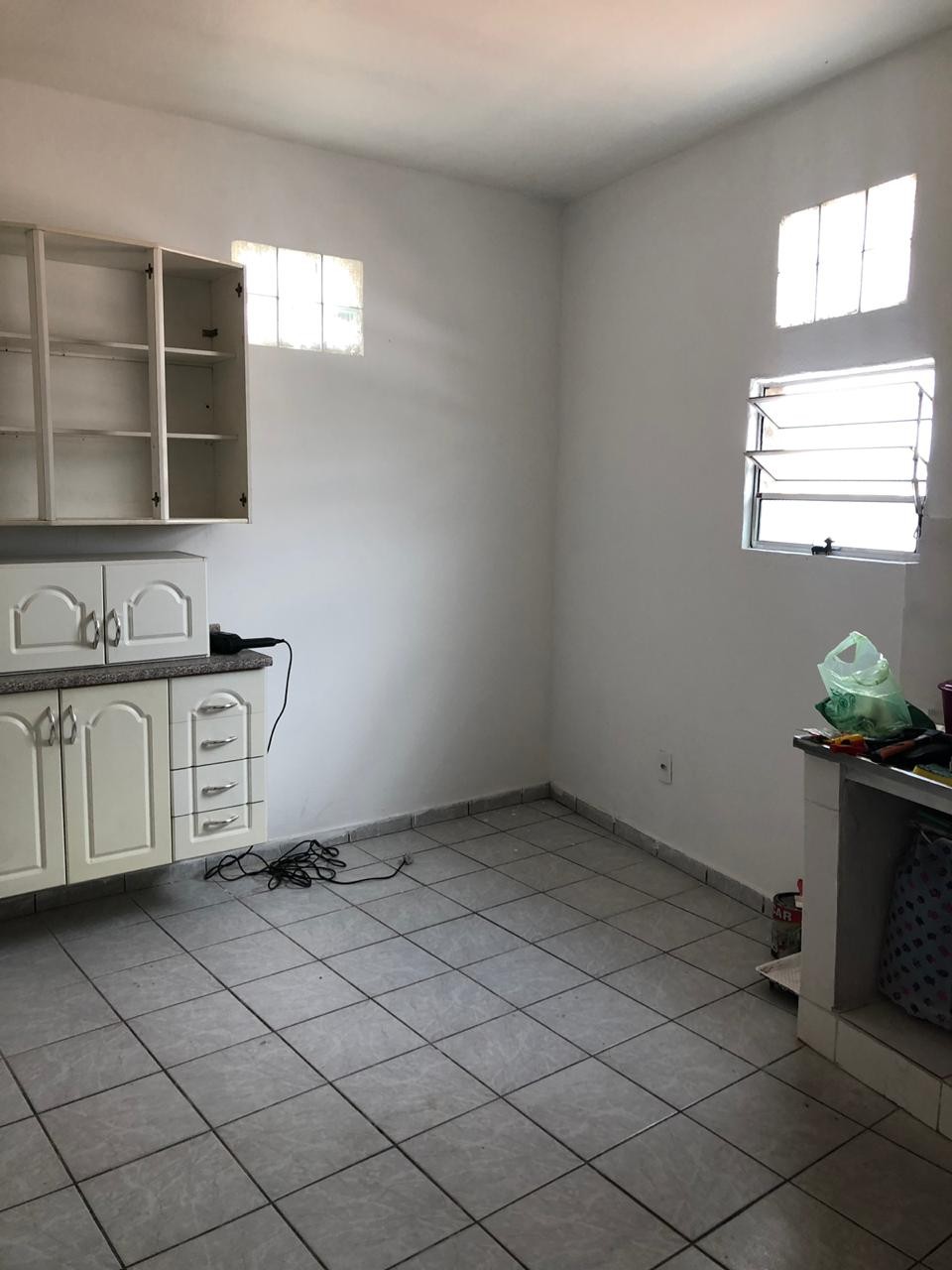 Aluga-se casa de 2 quartos em baixo