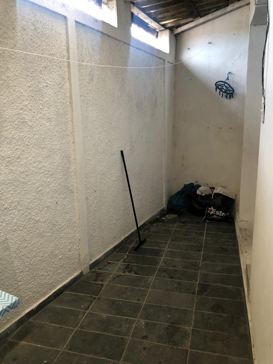 Aluga-se casa de 2 quartos em baixo