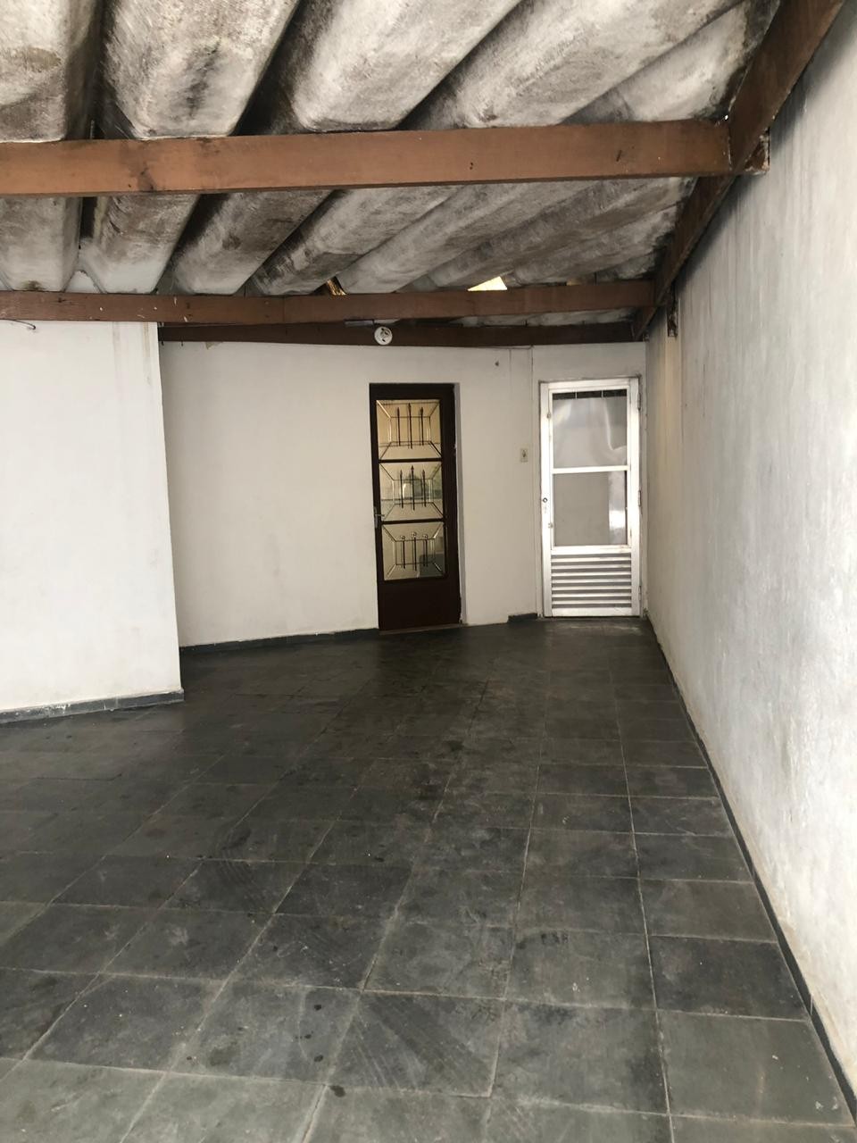 Aluga-se casa de 2 quartos em baixo