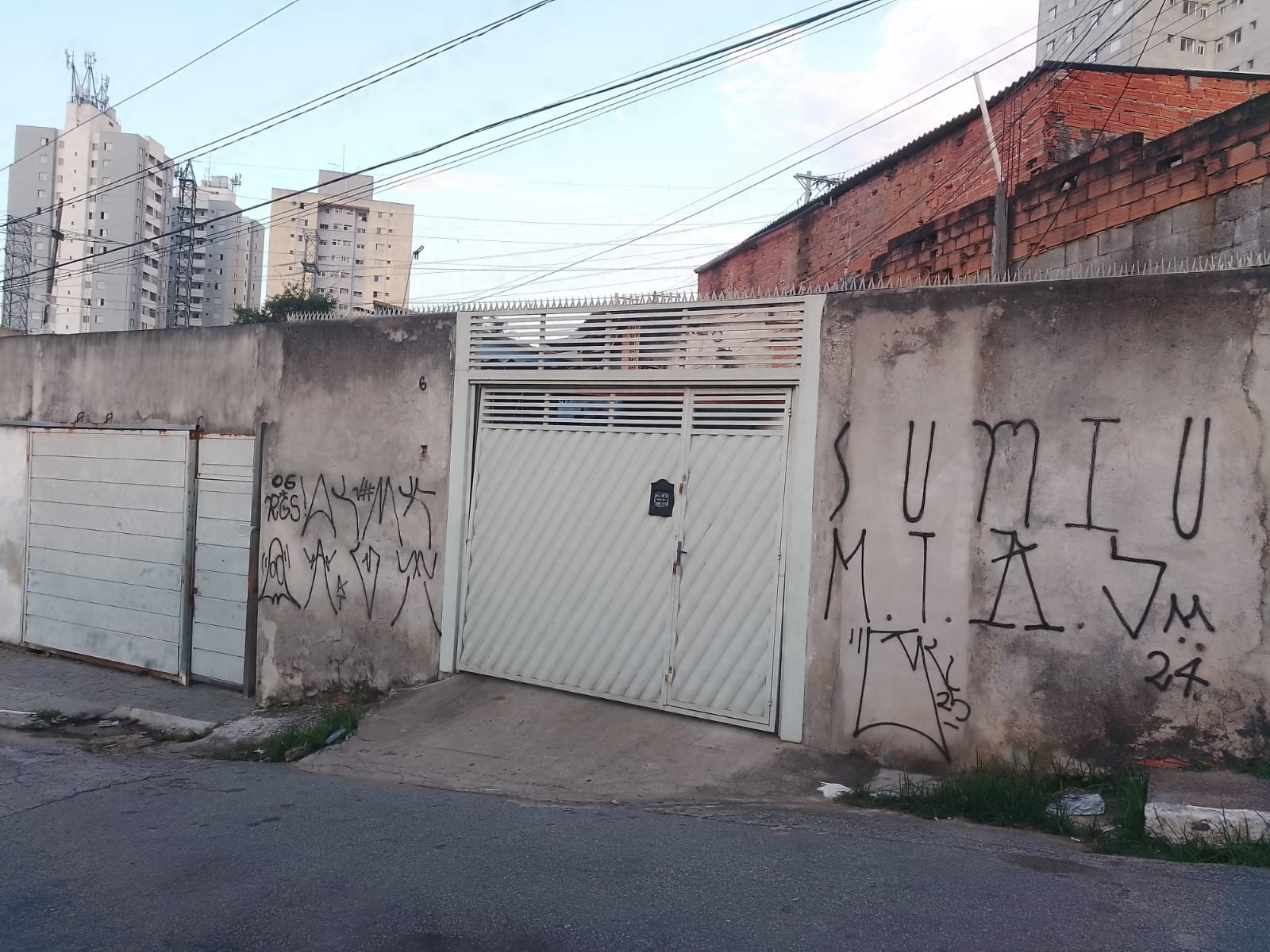 Terreno com Galpão e 3 casas