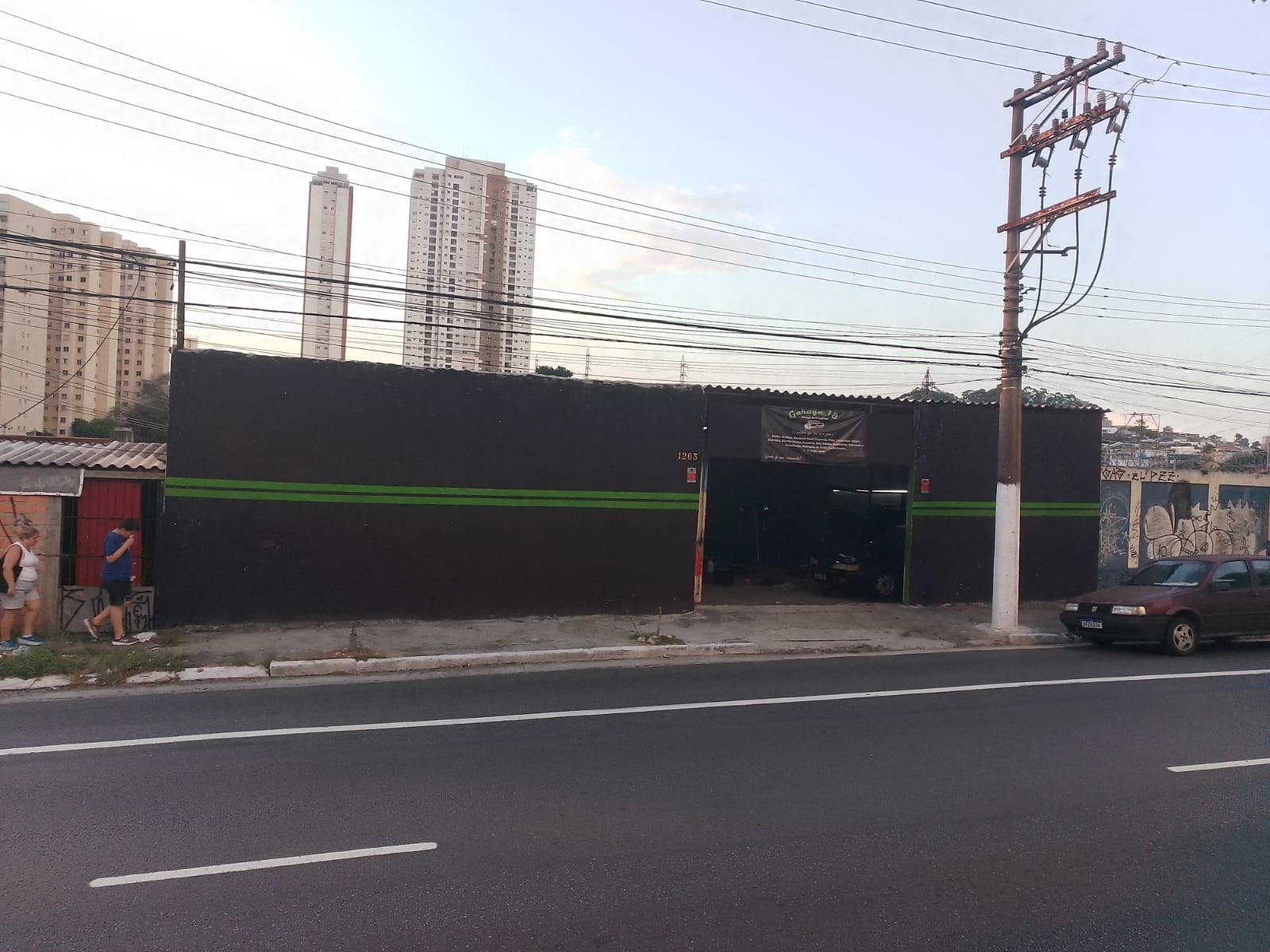 Terreno com Galpão e 3 casas