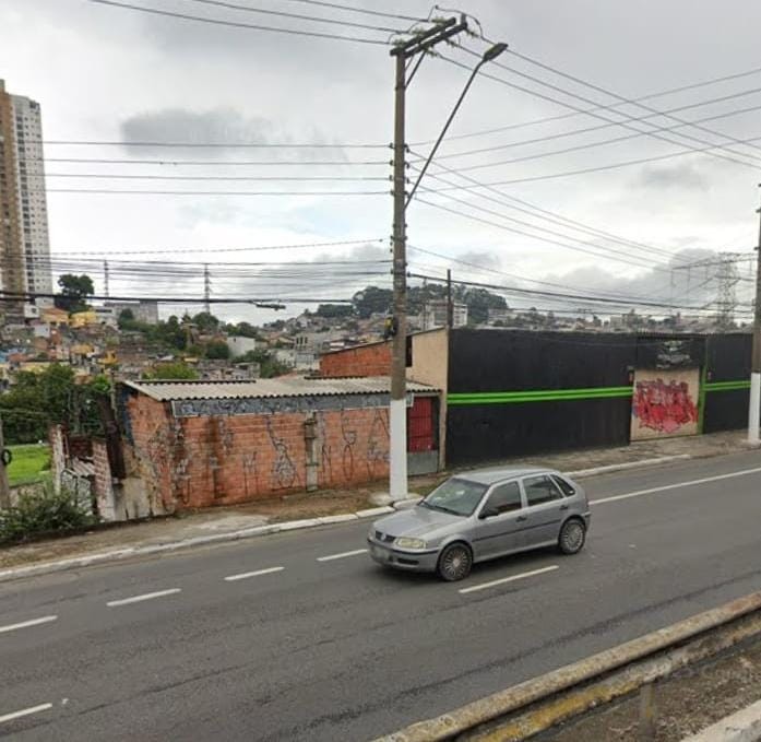 Terreno com Galpão e 3 casas