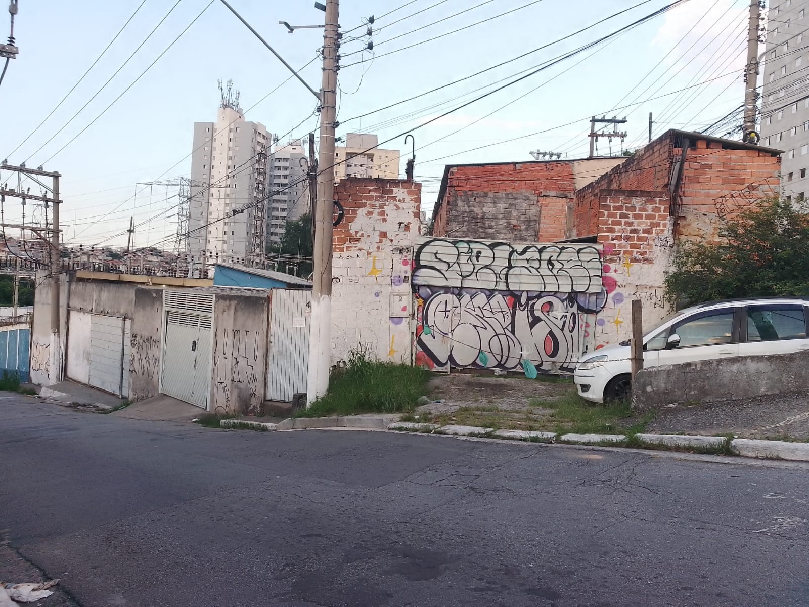 Terreno com Galpão e 3 casas