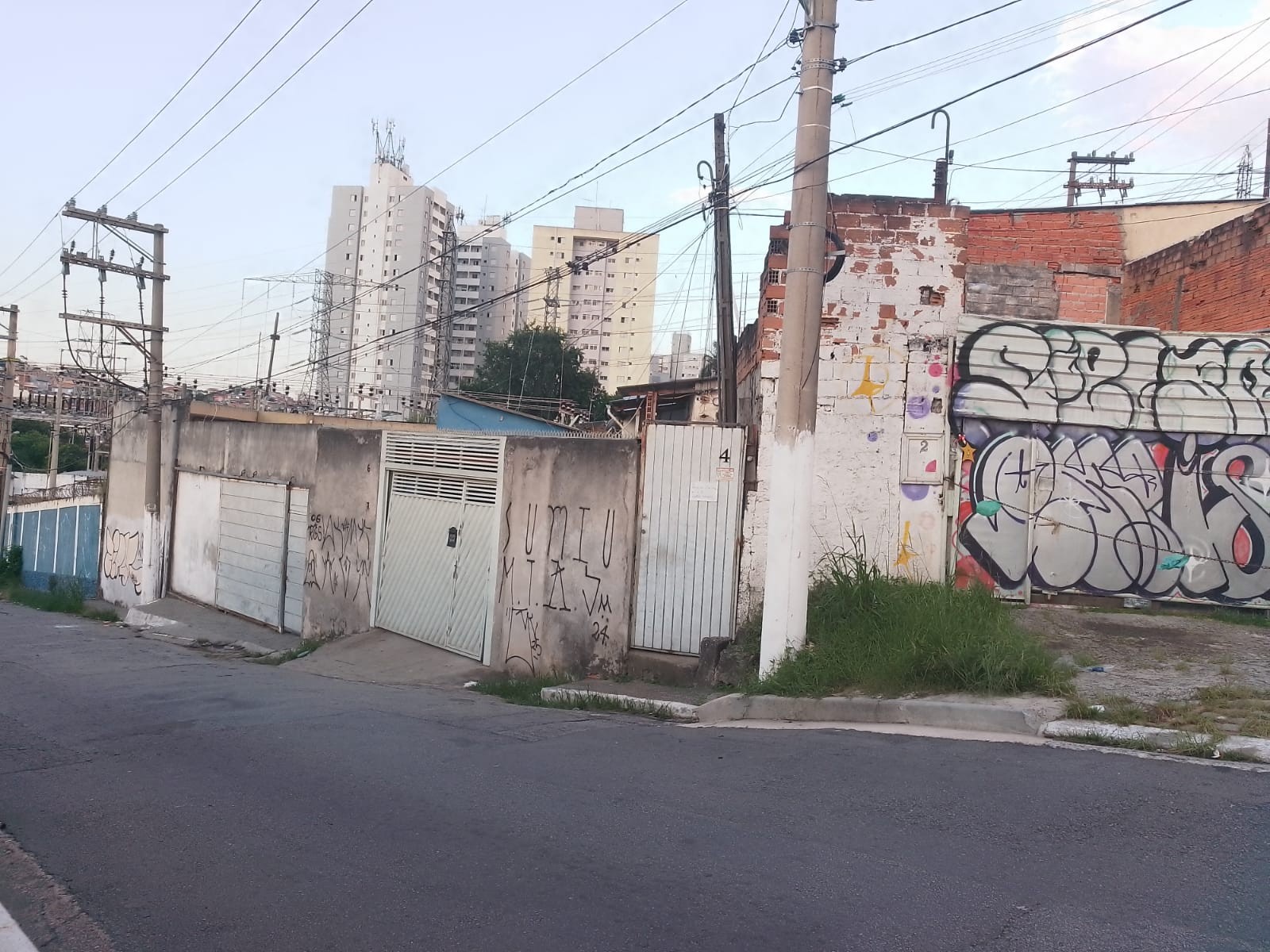 Terreno com Galpão e 3 casas