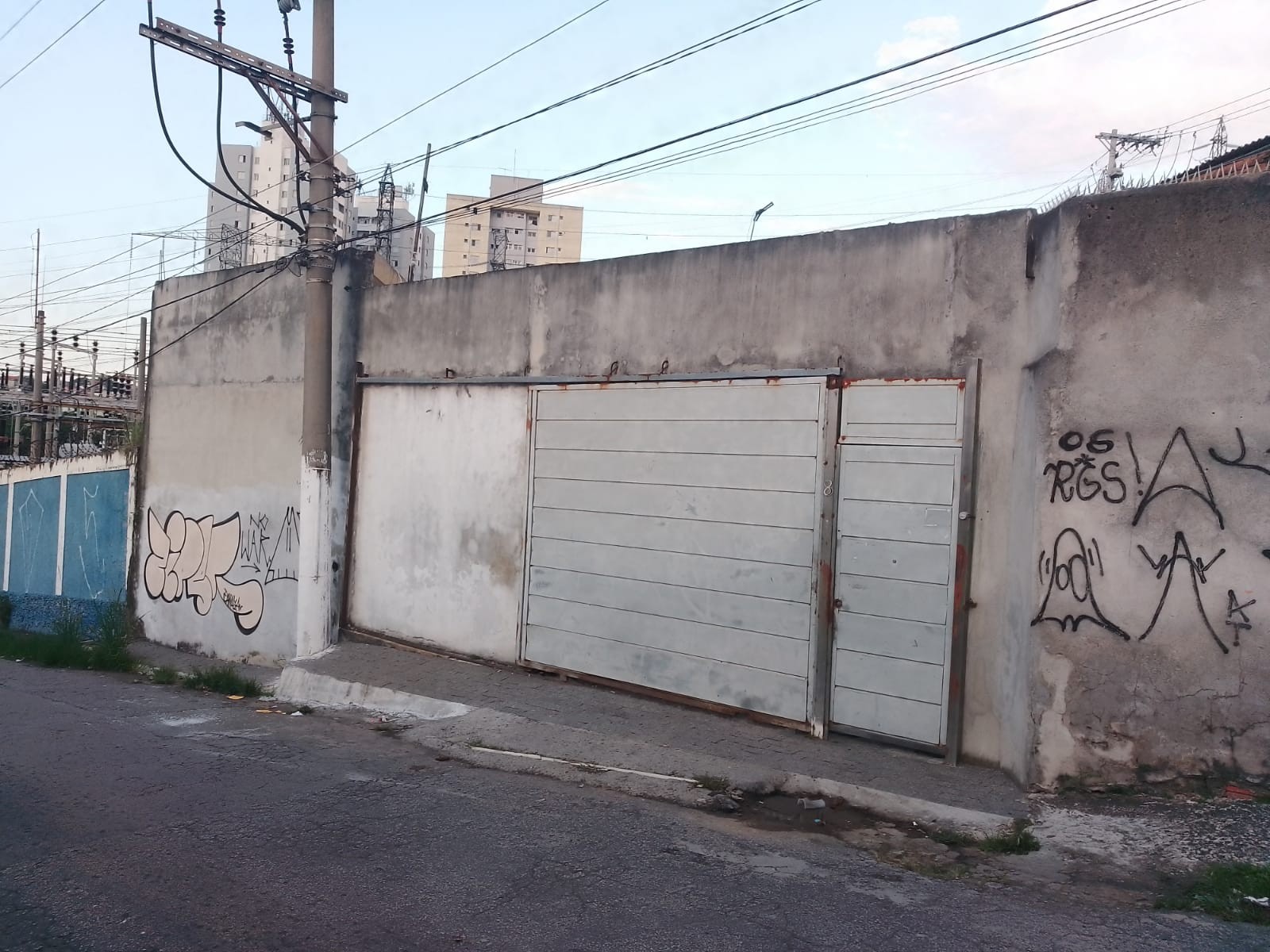 Terreno com Galpão e 3 casas