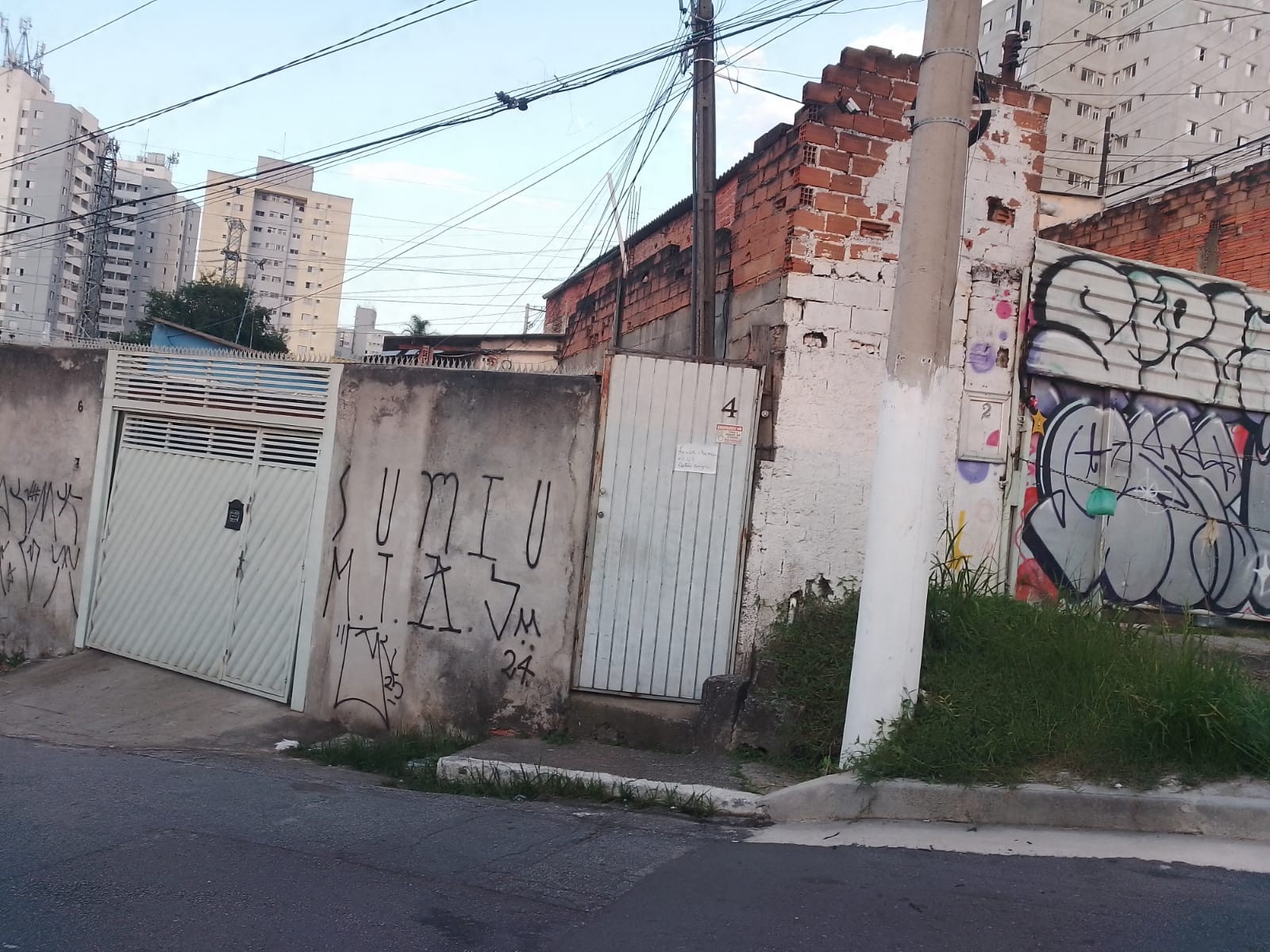 Terreno com Galpão e 3 casas