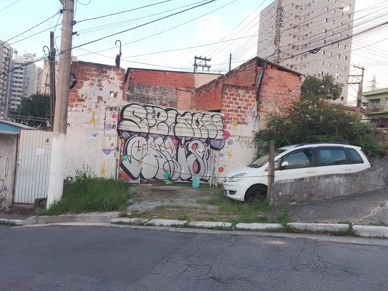 Terreno com Galpão e 3 casas