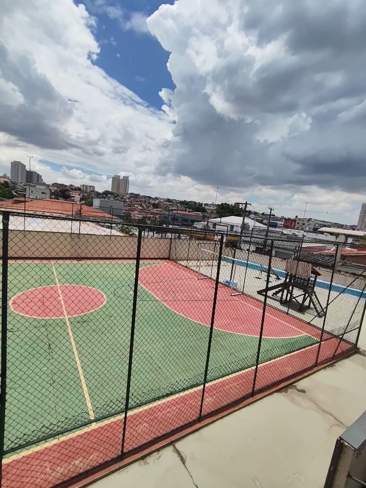 VENDE-SE APARTAMENTO AO LADO DA AVENIDA CUPECÊ