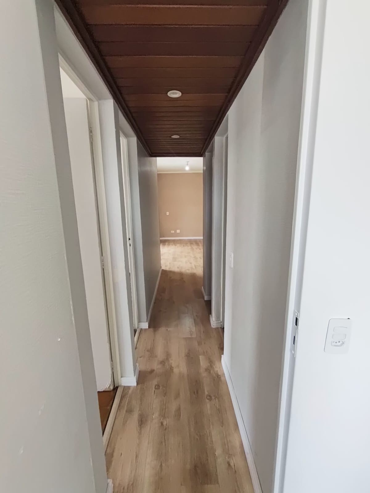 VENDE-SE APARTAMENTO AO LADO DA AVENIDA CUPECÊ