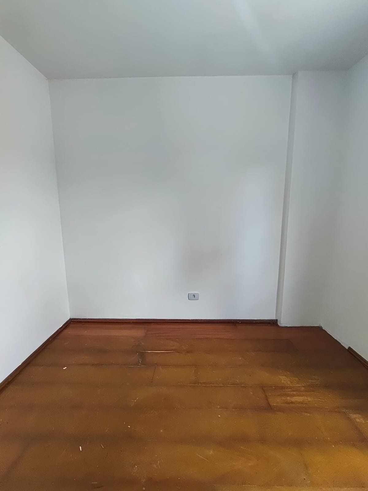 VENDE-SE APARTAMENTO AO LADO DA AVENIDA CUPECÊ