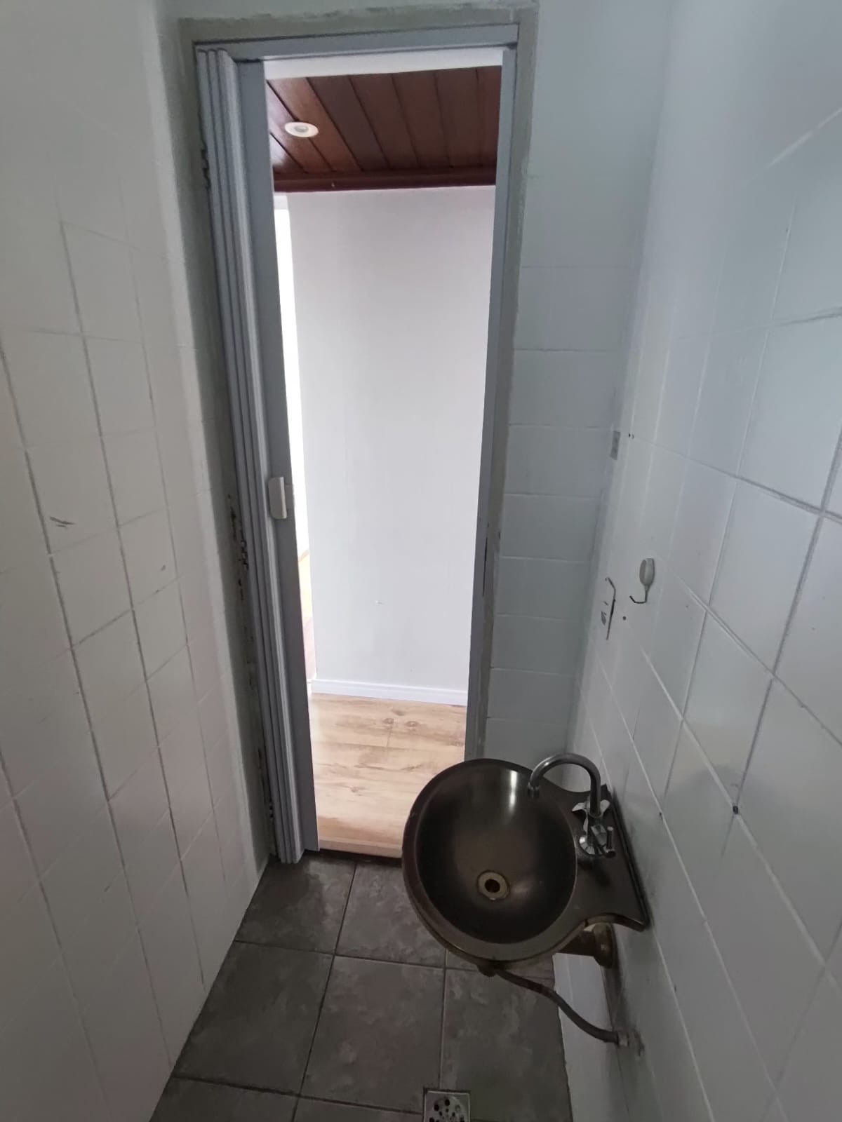 VENDE-SE APARTAMENTO AO LADO DA AVENIDA CUPECÊ