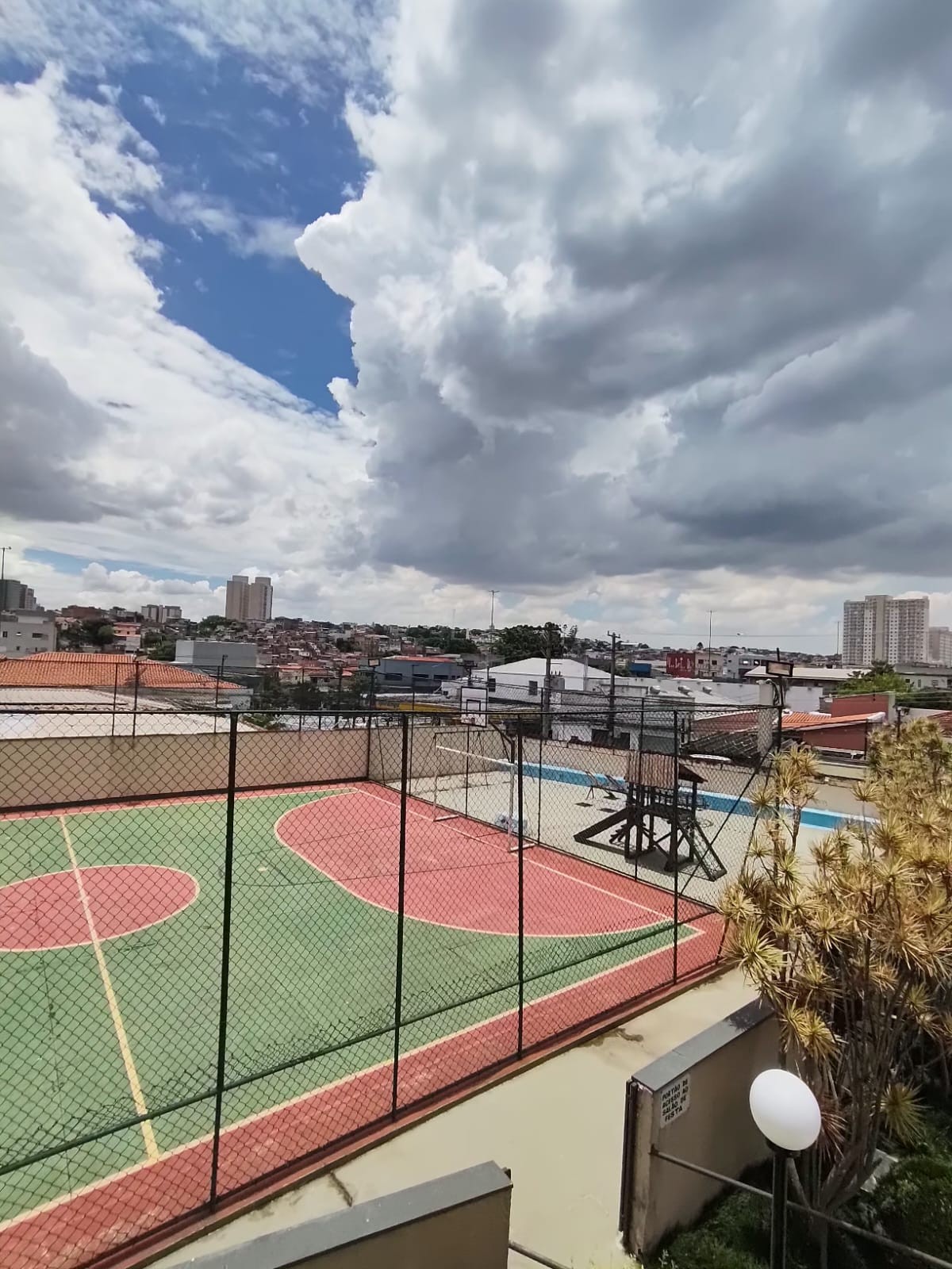 VENDE-SE APARTAMENTO AO LADO DA AVENIDA CUPECÊ