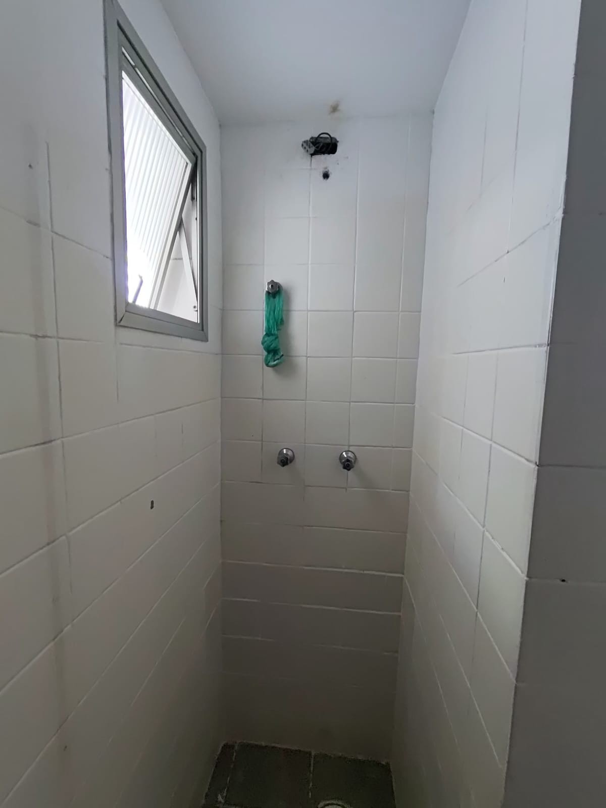 VENDE-SE APARTAMENTO AO LADO DA AVENIDA CUPECÊ