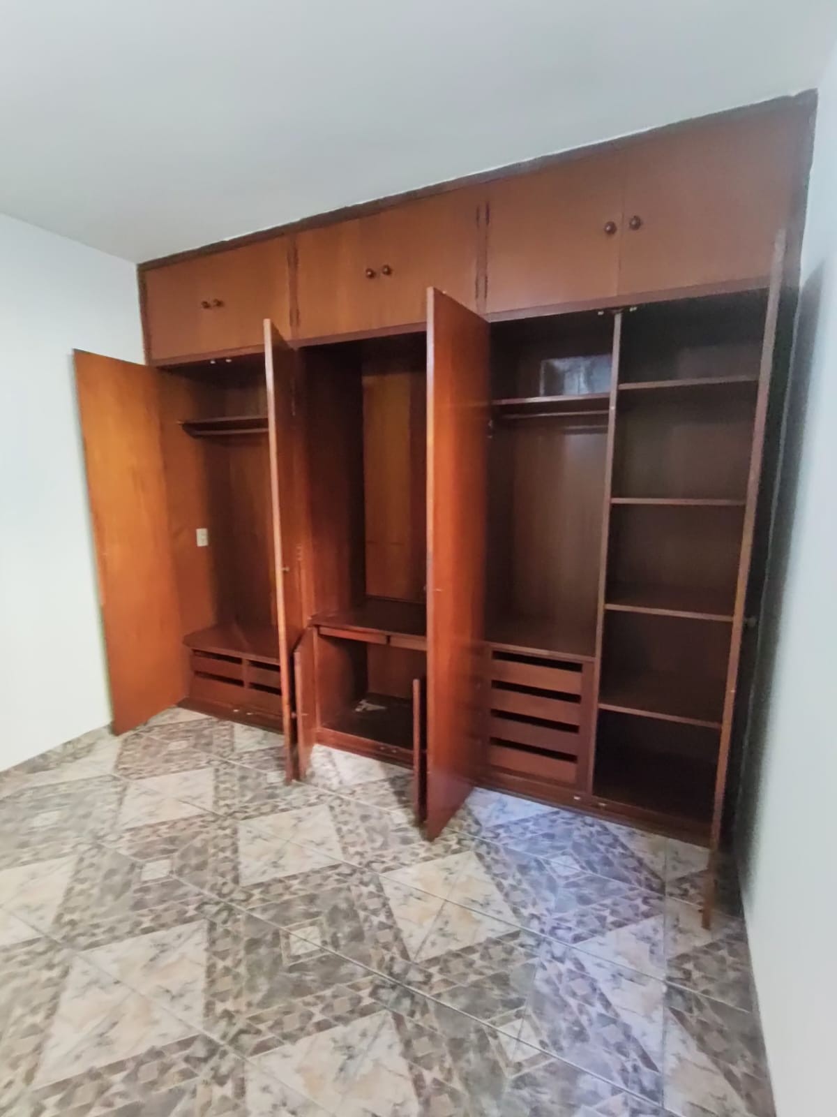 ALUGA-SE APARTAMENTO NO CONDOMÍNIO CUPECÊ