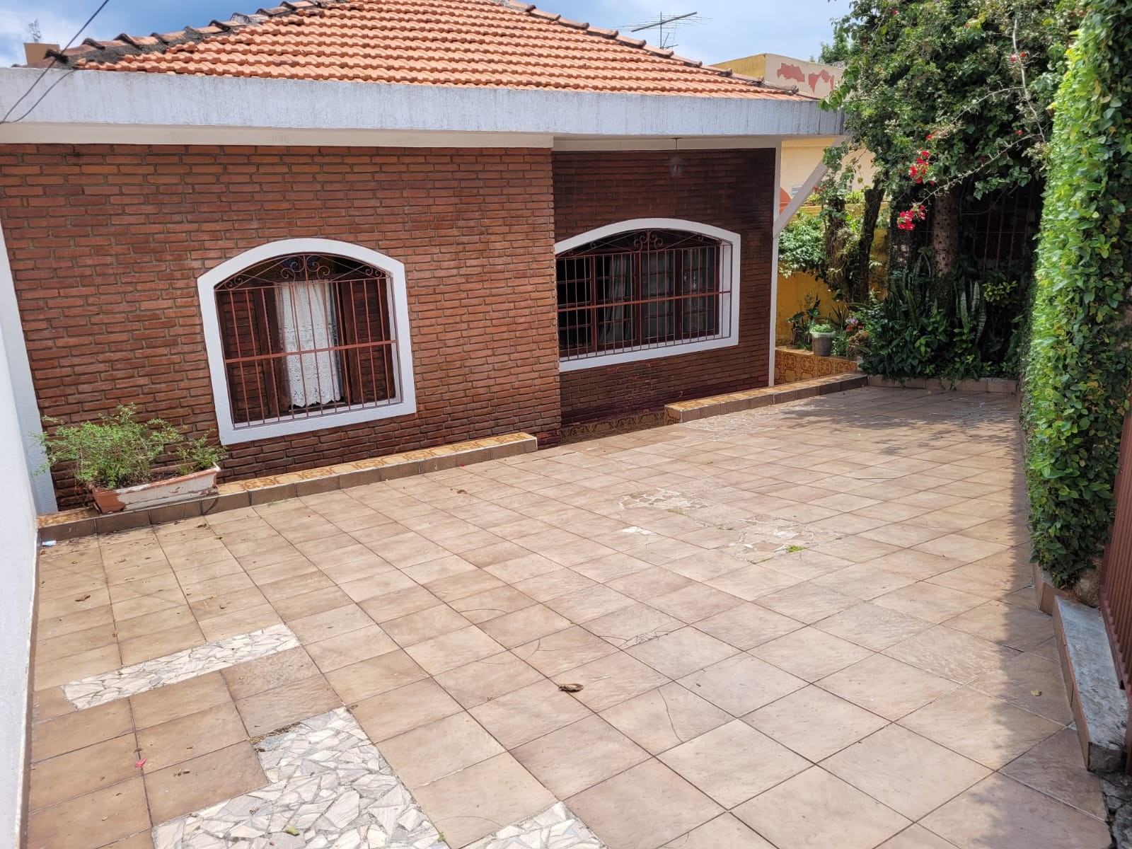 Sobrado com 4 dorms + Salão comercial - 350 m²