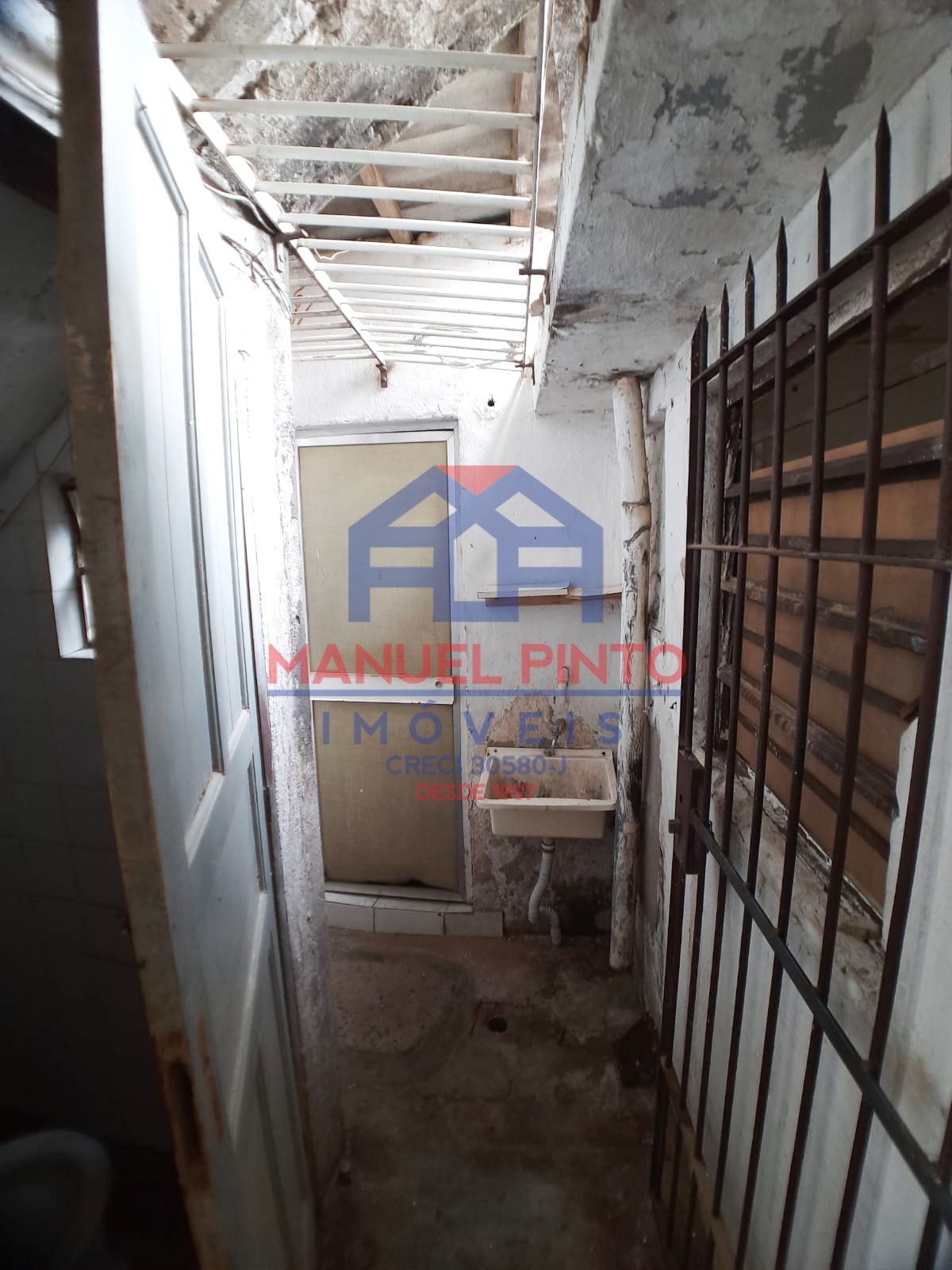 Terreno com 374m com 4 construções